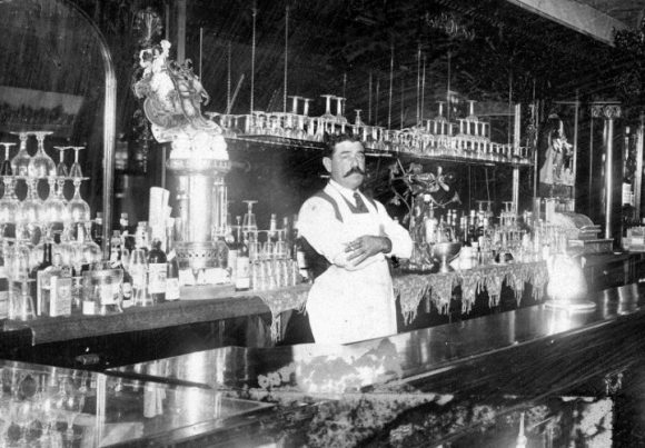 Dia do Barman – Profissão antiga e que se refere à época das tavernas.